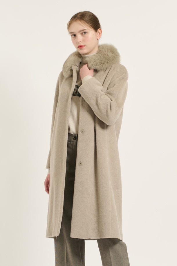 [24WT] 돌먼 라마 롱 코트 - LIGHT BEIGE (B4DAH83471)는 겨울철 우아하고 세련된 스타일을 연출하는 여성용 코트입니다. 부드러운 라마, 모, 폴리에스터 혼방 소재로 제작되어 포근하고 고급스러운 촉감을 선사합니다. 루즈핏 돌먼 스타일로 편안한 착용감을 제공하며, 볼륨감 있는 슬리브와 은은한 광택이 특징입니다. 클래식하고 미니멀한 디자인으로 다양한 룩에 활용하기 좋으며, 데이트룩, 모임룩, 겨울 데일리룩에 제격입니다. 천연모피(폭스) 배색 디테일이 돋보이는 롱 코트로, 버튼 여밈 방식으로 간편하게 착용할 수 있습니다. 안감은 폴리에스터 소재입니다.
