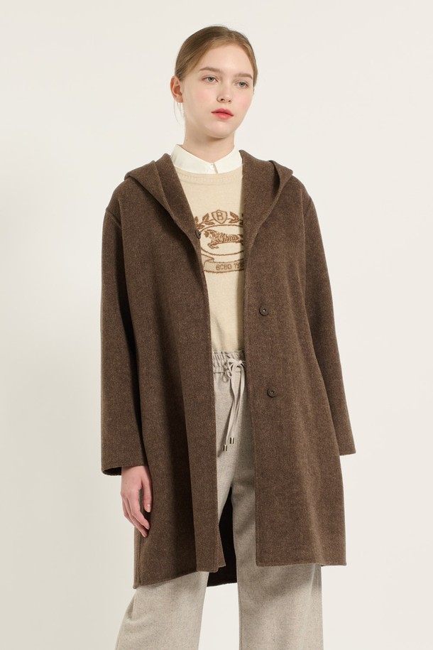 [24WT] 숄 후드 핸드메이드 코트 - M BROWN (B4DAH86379)는 겨울철 여성 데일리룩을 위한 아우터입니다. 브라운 및 그린 컬러로 출시되었으며, 캐주얼, 클래식, 미니멀 스타일을 연출할 수 있습니다. 롱 기장의 슬림핏 핸드메이드 코트로, 부드러운 촉감과 두꺼운 두께로 보온성을 높였습니다. 속 후드 디자인과 벨트 디테일이 돋보이며, 모, 폴리에스터, 캐시미어, 나일론, 면, 레이온, 아크릴 등 다양한 소재를 사용하여 제작되었습니다.
