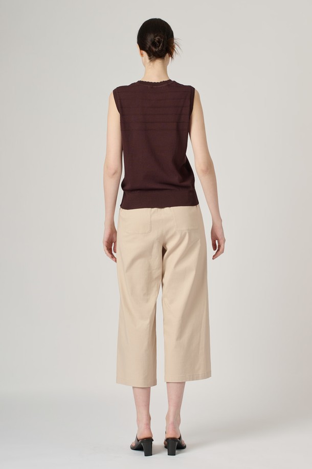 [24SU] 엠보 스트라이프 니트 슬리브리스는 다크 브라운 색상의 여성용 니트 슬리브리스로, 엠보 스트라이프 패턴이 돋보입니다. 레이온, 나일론 혼방 소재로 제작되어 부드러운 촉감을 자랑하며, 얇은 두께로 여름철 일상복으로 시원하게 착용 가능합니다. 라운드넥 디자인의 레귤러 핏으로 편안함을 더했으며, 셋업 연출이 가능합니다.
