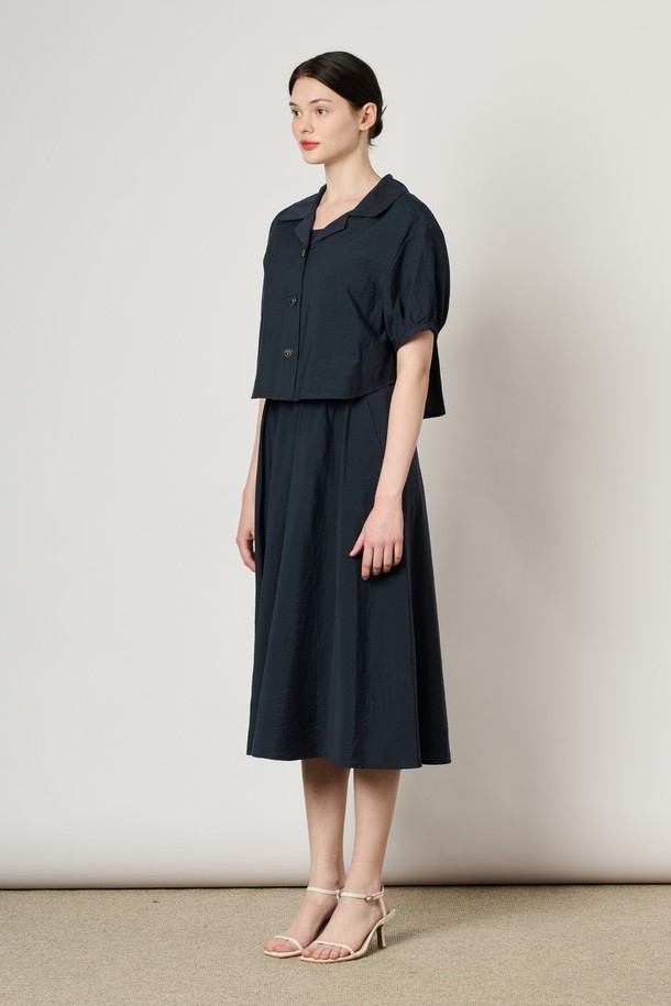 네이비 색상의 [24SU] 슬리브리스 원피스 & 블라우스 탑은 여성용으로, 레이온, 마, 면, 나일론, 폴리에스터 혼방 소재로 제작되어 여름철 일상복으로 적합합니다. 슬리브리스 원피스와 블라우스 세트로 구성되었으며, 허리 패널 봉제와 밑단 플레어 실루엣이 특징입니다. 우아한 무드의 무지 패턴 플레어 핏 원피스로, 안감이 있어 편안하게 착용할 수 있습니다.
