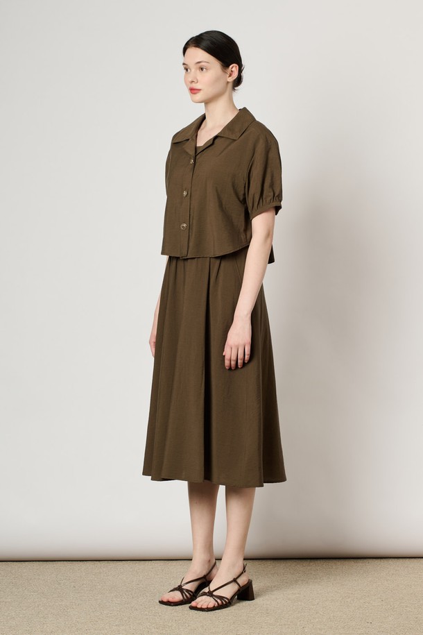 [24SU] 슬리브리스 원피스 & 블라우스 탑은 카키 브라운 색상의 여성용 슬리브리스 원피스 세트 상품입니다. 레이온, 마, 면, 나일론, 폴리에스터 혼방 소재로 제작되었으며, 무지 패턴의 플레어핏 디자인이 특징입니다. 블라우스 탑과 함께 구성되어 단독 또는 세트로 연출 가능하며, 허리 패널 봉제와 안감 디테일이 더해져 우아하고 엘레강스한 무드를 선사합니다.
