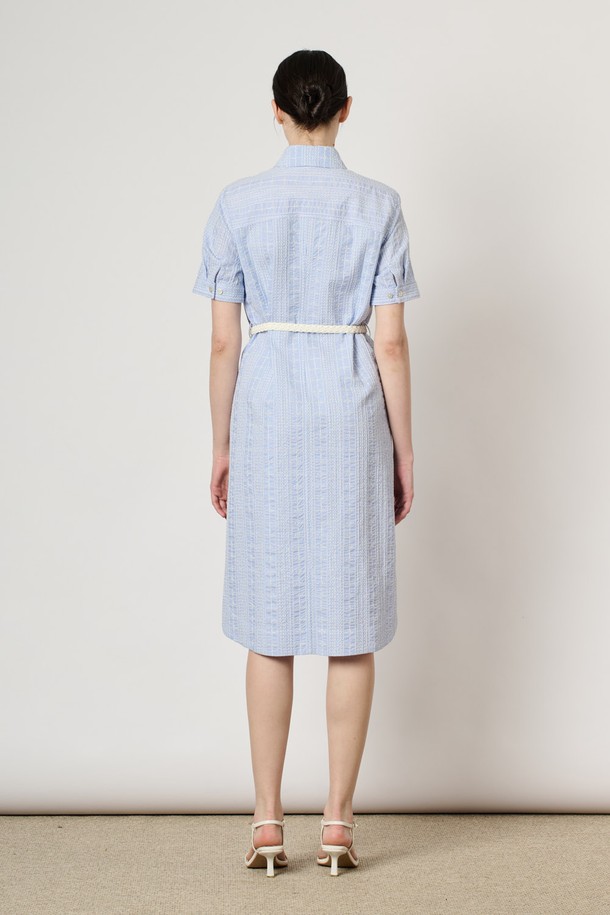 [24SU] 엠브로이더리 벨티드 원피스는 여성용 여름 원피스로, 얇은 두께감과 레귤러 핏으로 편안하게 착용할 수 있습니다. Light Blue 컬러의 엠브로이더리 패턴이 돋보이며, 클래식하고 베이직한 스타일을 연출합니다. 셔츠 원피스 디자인에 카라 네크라인과 벨트 디테일이 더해져 세련된 실루엣을 완성합니다.
