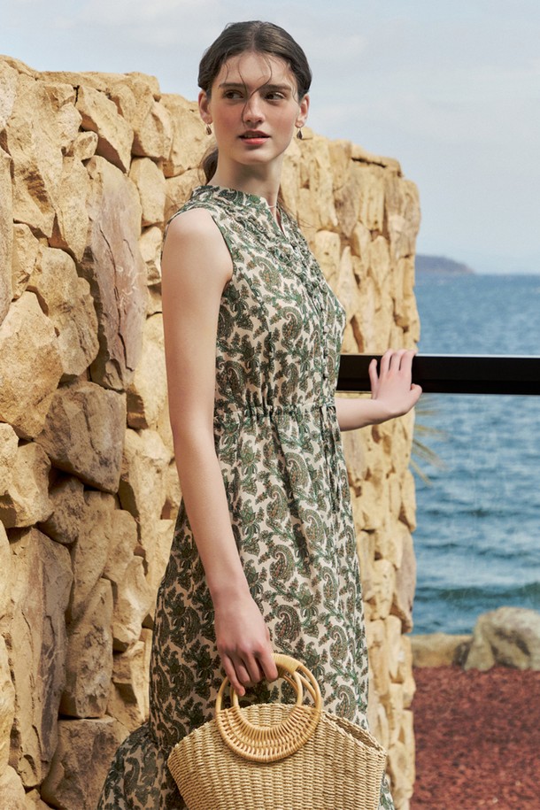 [24SU] 링클 페이즐리 프린트 원피스는 크림 색상의 폴리에스터 소재로 제작되었으며, 화려한 페이즐리 프린트가 돋보이는 여성용 민소매 원피스입니다. 부드러운 촉감과 얇은 두께로 여름철에도 시원하게 착용할 수 있으며, 플레어 실루엣과 프론트 핀턱 디테일이 더해져 우아하고 페미닌한 무드를 연출합니다. 라운드넥 디자인에 안감이 있어 편안하며, 자유로운 활동성을 보장하는 일상복으로 제격입니다.
