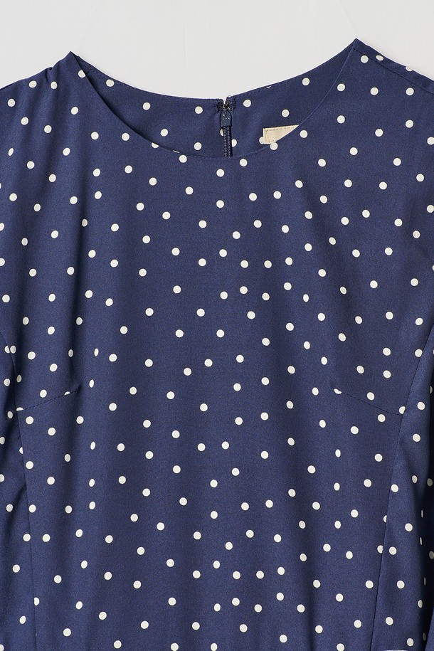 [24FA] 도트프린트 슬리브리스 원피스는 네이비 색상의 폴리에스터 소재로 제작되었으며, 우아한 무드를 연출합니다. 슬림한 상단 실루엣과 풍성한 볼륨감의 스커트가 특징이며, 도트 패턴이 돋보입니다. 벨트 옵션이 포함되어 있고, 안감은 2겹으로 되어있어 데일리룩은 물론 격식 있는 자리에도 잘 어울리는 슬리브리스 원피스입니다.
