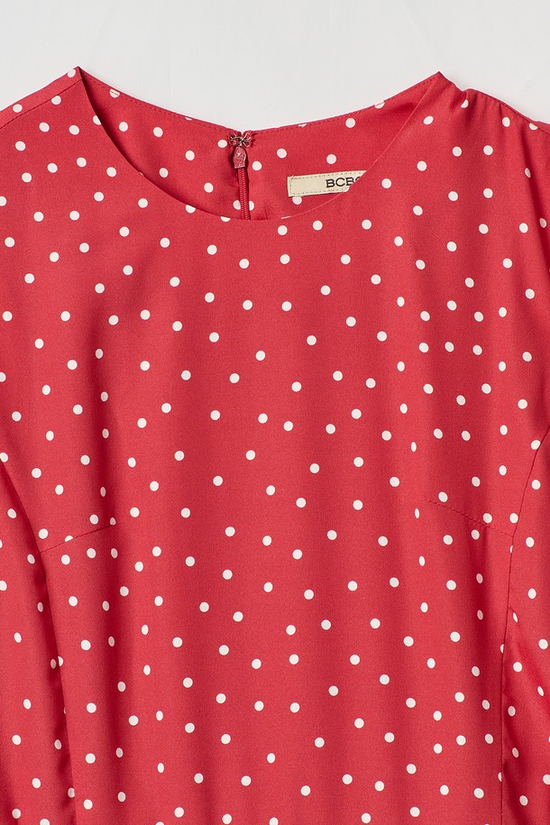 레드 색상의 [24FA] 도트프린트 슬리브 원피스는 우아하고 클래식한 무드를 연출하며, 도트 패턴이 돋보입니다. 폴리에스터 소재로 제작되었으며, 슬림핏 상단과 풍성한 플레어 스커트 라인이 특징입니다. 벨트가 포함되어 있고 2겹 안감 구조로 디자인되었으며, 라운드넥에 민소매 스타일로 여름철 데일리룩이나 격식 있는 자리에 레이어링하여 다양하게 활용할 수 있습니다.
