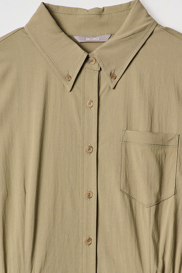 [24FA] 벨티드 핏앤플레어 원피스는 고급 소재를 사용하여 제작되었으며, 카키 색상의 우아하고 클래식한 무드를 선사합니다. 셔츠카라 디자인과 벨트 디테일이 돋보이며, 벨트는 조절이 가능하여 슬림한 상단 실루엣과 플레어 치마핏을 연출할 수 있습니다. 데일리룩은 물론 특별한 자리에도 잘 어울리는 봄, 가을 시즌 여성용 반소매 원피스입니다.
