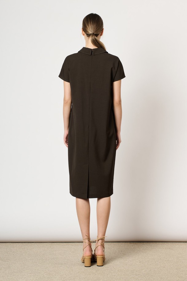 [24FA] 캡 슬리브 원피스는 브라운 색상의 여성용 캡 슬리브 원피스로, 폴리에스터, 폴리우레탄, 면 혼방 소재로 제작되었습니다. 포멀 핏에 서스카라 네크라인 디자인이며, 양 사이드 포켓과 적당한 기장감이 특징입니다. 무지 패턴으로 포멀 및 데일리룩에 모두 잘 어울리며, 세련된 스타일을 연출하기에 좋습니다.
