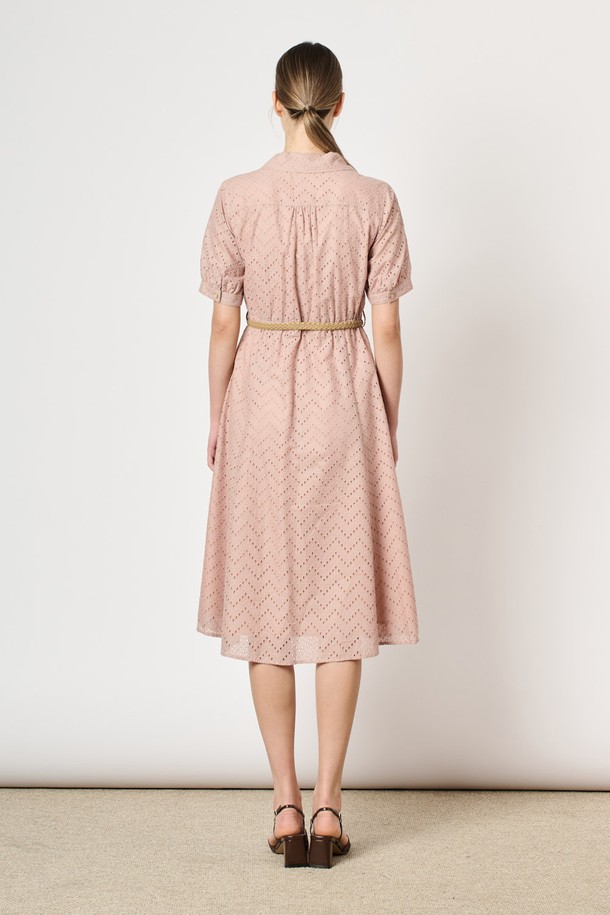 [24FA] 자수 벨티드 원피스는 라이트 핑크 색상의 면 소재 원피스로, 전면 퍼지 자수 디테일이 돋보입니다. 허리라인을 강조하는 벨트와 셔링, 볼륨 소매 디자인이 특징이며, A라인 치마 타입으로 우아하고 엘레강스한 무드를 연출합니다. 일상복으로 적합하며, 여름 시즌에 시원하게 착용할 수 있는 반소매 기장의 여성용 자수 벨티드 원피스입니다.
