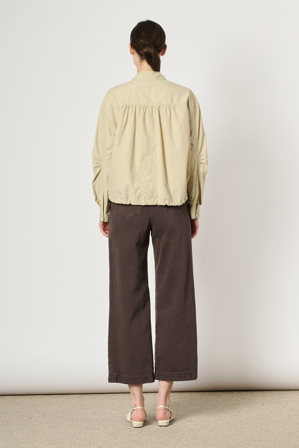 BCBG - 점퍼 - [24FA]햄라인 스트링 카라 점퍼 - Light Beige B4F7R13071