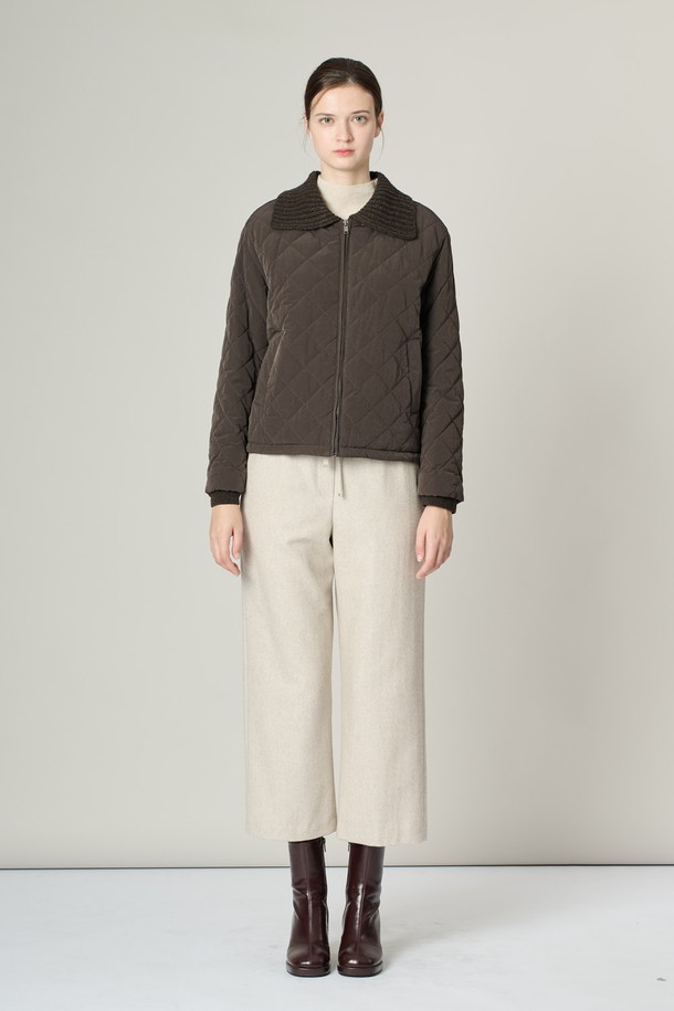 [24WT] 니트 카라 퀼팅 점퍼는 DARK BROWN과 LIGHT BEIGE 두 가지 색상으로 제공되며, 가을과 겨울에 따뜻하게 착용할 수 있는 여성용 아우터입니다. 부드러운 촉감의 폴리에스테르, 나일론, 울 혼방 소재에 퀼팅 패턴이 적용되어 캐주얼하면서도 베이직한 스타일을 연출합니다. 니트 카라 디자인, 사이드 포켓, 지퍼 클로징, 그리고 레귤러 핏으로 제작되어 편안한 착용감을 선사하며, 일상복으로 활용하기 좋습니다.
