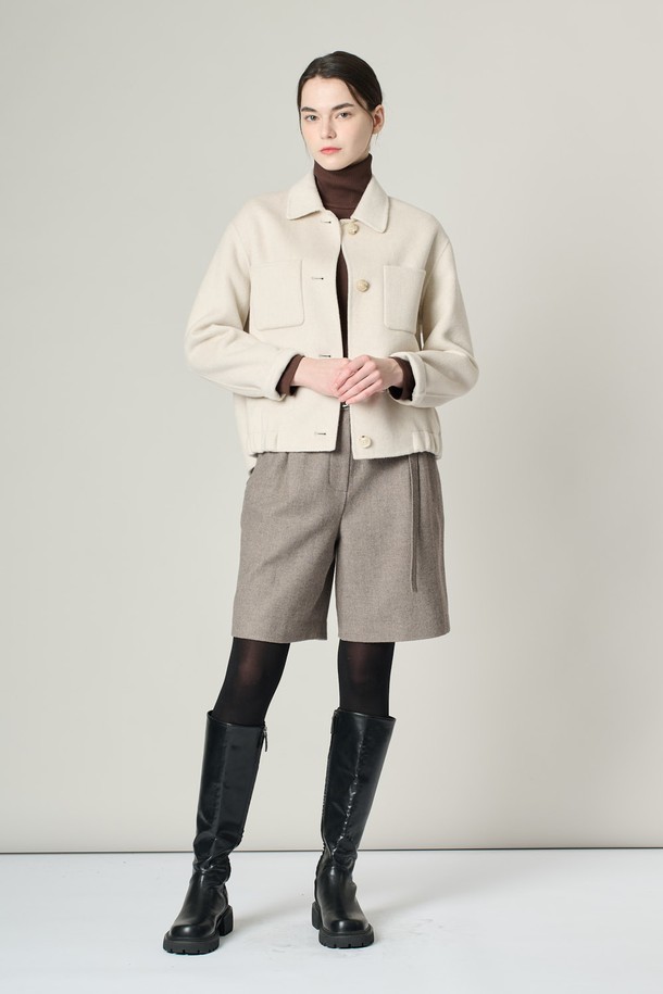 [24WT] 셔츠형 핸드메이드 재킷 - IVORY A4W9J10113는 여성용 아우터 자켓입니다. 아이보리 색상의 무지 패턴으로, 클래식하고 미니멀한 스타일을 연출합니다. 겨울철에 두꺼운 울 소재로 제작되어 부드러운 촉감을 선사하며, 크롭 기장과 셔츠 칼라, 버튼 여밈 방식, 포켓 디테일이 특징입니다. 레귤러핏으로 편안하게 착용 가능하며, 겨울 데일리룩, 오피스룩, 모임룩에 시크하게 매치할 수 있습니다.
