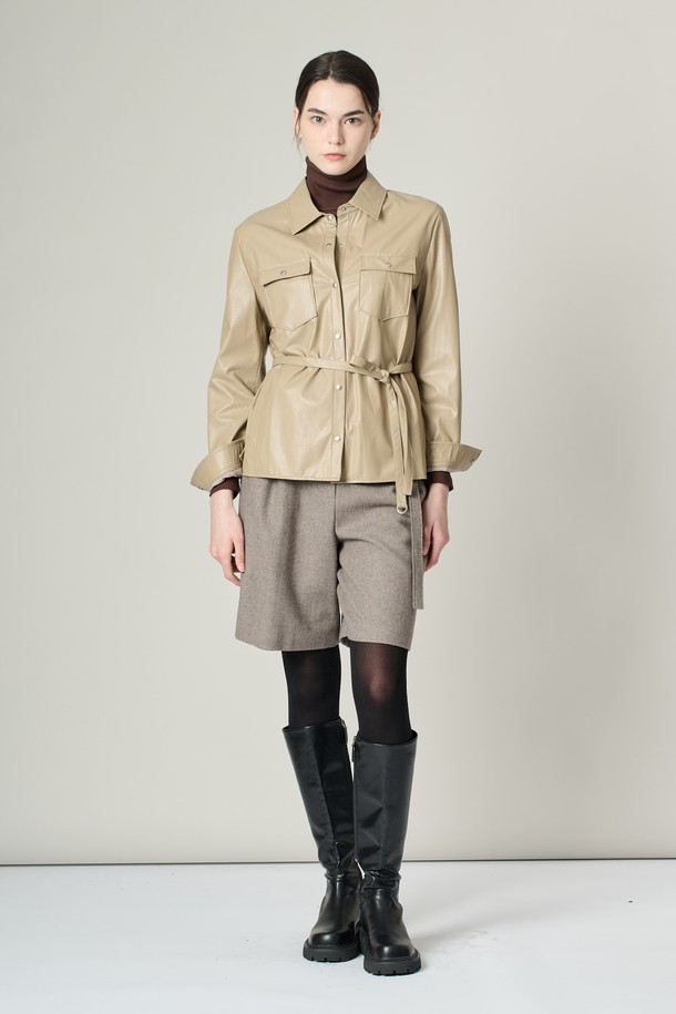 [24WT] 에코레더 벨티드 셔츠형 블라우스 - LIGHT BEIGE (라이트 베이지)는 모던하고 엘레강스한 스타일을 연출하는 여성 상의입니다. 봄, 가을에 착용하기 좋으며, 셔츠 칼라와 슬림핏 디자인이 특징입니다. 부드러운 촉감의 폴리우레탄, 폴리에스터 혼방 소재로 제작되었으며, 벨트 디테일과 투 포켓 디자인이 돋보입니다. 안감이 있어 편안하게 착용 가능하며, 스냅으로 여밈 방식을 제공합니다. 오피스룩, 출근룩, 모임룩 등 다양한 TPO에 클래식, 미니멀, 시크한 무드로 활용하기 좋습니다.
