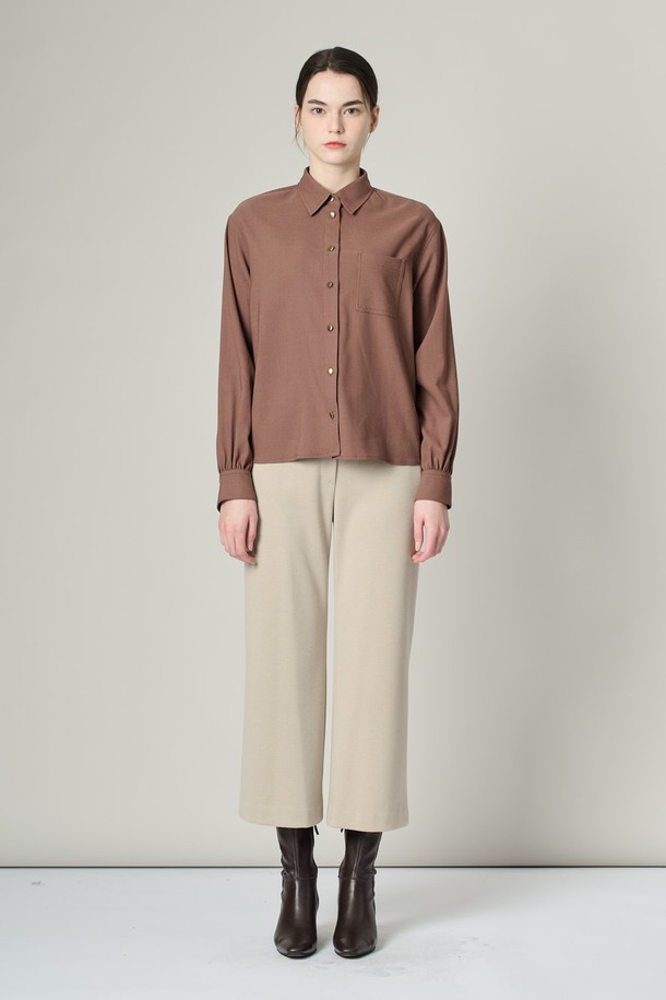 [24WT] 셔츠형 솔리드 브라우스 - 세피아 A4W9B40176는 여성용 셔츠형 솔리드 브라우스입니다. 가을, 겨울 시즌에 어울리는 미니멀하고 캐주얼한 스타일로, 차이나칼라와 긴 소매 기장이 특징입니다. 부드러운 촉감의 레이온, 폴리에스터, 울, 폴리우레탄, 면 혼방 소재로 제작되었으며, 레귤러핏으로 편안하게 착용 가능합니다. 세피아, 다크 그린 두 가지 색상으로 만나볼 수 있으며, 왼쪽 가슴 포켓과 앞면, 소매, 밑단 버튼 디테일로 포인트를 더했습니다. 출근룩, 오피스룩, 겨울 데일리룩 등 다양한 TPO에 활용할 수 있습니다.
