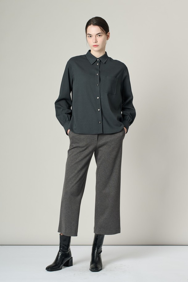 [24WT] 셔츠형 솔리드 브라우스 - 다크 그린은 베이직한 스타일의 여성 셔츠/블라우스입니다. 겨울철에 어울리는 긴 소매의 레귤러핏 셔츠로, 차이나칼라와 버튼다운 디자인이 특징입니다. 다크 그린 컬러의 무지 패턴으로, 일상, 출근룩, 오피스룩 등 다양한 TPO에 활용하기 좋습니다. 클래식, 미니멀, 캐주얼 스타일을 모두 소화할 수 있는 활용도 높은 아이템입니다.
