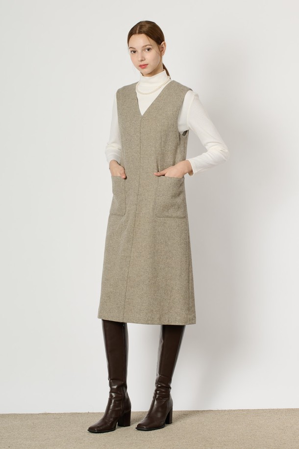 [24WT] 브이넥 점퍼형 원피스 - M GRAY B4WAO63516은 여성용으로, 겨울철 일상에서 우아하고 고급스러운 스타일을 연출할 수 있는 제품입니다. 모, 나일론, 폴리에스터, 레이온, 폴리우레탄 혼방 소재로 제작되어 두께감이 있고 부드러운 촉감을 자랑하며, 안감과 포켓 디테일이 더해져 실용성을 높였습니다. 무지 패턴의 A라인 루즈핏 점퍼형 원피스로, 브이넥 디자인과 긴소매가 특징이며 깔끔한 실루엣을 선사합니다.
