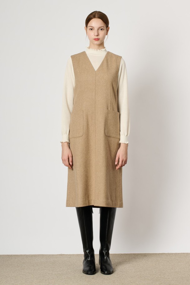 [24WT] 브이넥 점퍼형 원피스는 부드러운 촉감의 모, 나일론, 폴리우레탄, 폴리에스터, 레이온 혼방 소재로 제작되어 따뜻하고 편안한 착용감을 선사합니다. 심플하고 세련된 디자인의 H라인 핏에 무지 패턴과 긴 소매, 두꺼운 두께감으로 겨울철 격식 있는 자리와 일상에서 모두 활용 가능하며, 넉넉한 포켓 디테일로 실용성을 더했습니다. M BEIGE 및 M GRAY 두 가지 색상으로 만나볼 수 있으며, 다양한 아이템과 손쉽게 매치하여 스타일리시한 연출이 가능합니다.
