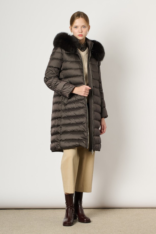 BCBG - 코트 / 패딩 - [24WT] 폭스 퍼 후드 롱 다운 - DARK GRAY B4WAF84017