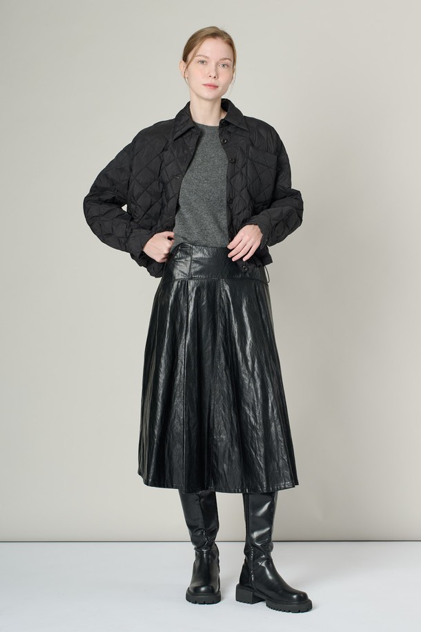 [25SS] 셔츠형 덕 재킷 - BLACK A5S1G87099는 여성용 아우터로, 봄 시즌에 착용하기 좋은 덕 재킷입니다. 블랙과 카멜 두 가지 색상으로 출시되었으며, 일상, 출근룩, 오피스룩, 모임룩 등 다양한 TPO에 매치하기 좋습니다. 퀼팅 패턴의 슬림핏 디자인으로 스마트하고 클래식한 스타일을 연출하며, 가볍고 부드러운 착용감을 선사합니다. 긴 소매에 버튼 여밈 방식이며, 오리 솜털 90%, 오리 깃털 10%의 충전재와 폴리에스터 안감으로 보온성을 더했습니다.
