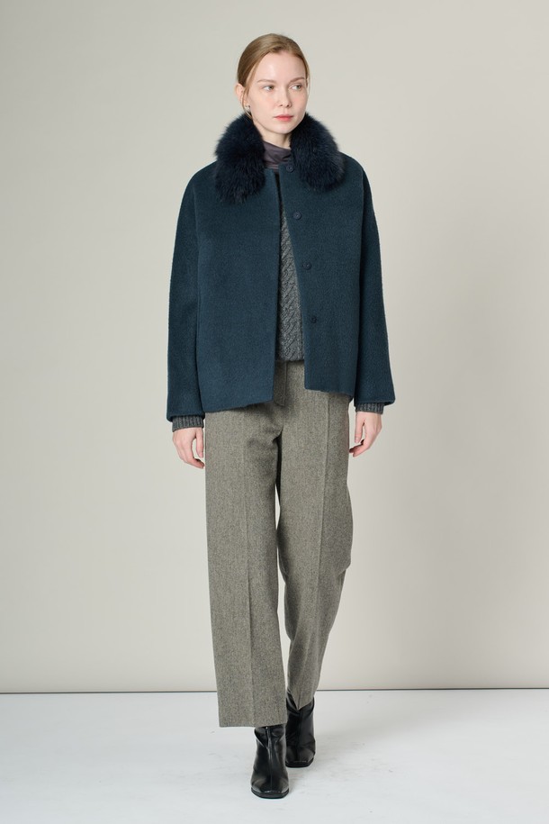 [24WT] 폭스퍼 카라 알파카 프렌드 재킷 - DARK BLUE A4WBH84154는 여성용 아우터 자켓입니다. 다크 블루 컬러의 무지 패턴으로 엘레강스하고 클래식한 스타일을 연출하며, 겨울 시즌에 적합합니다. 부드러운 촉감의 알파카 소재로 제작되었으며, 두꺼운 두께감과 긴 소매, 크롭 기장의 디자인이 특징입니다. 폭스퍼 카라 디테일이 고급스러움을 더하며, 버튼 여밈 방식으로 간편하게 착용할 수 있습니다. 데일리룩, 오피스룩, 모임룩 등 다양한 TPO에 클래식, 미니멀, 시크한 스타일을 완성해보세요.
