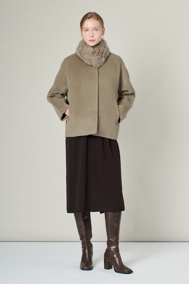 [24WT] 폭스퍼카라 알파카 프렌드 재킷은 부드러운 촉감과 두꺼운 두께감으로 겨울철 따뜻하게 착용할 수 있는 여성 자켓입니다. 클래식하고 엘레강스한 무드를 연출하며, 무지 디자인에 루즈핏으로 편안한 착용감을 선사합니다. 고급스러운 폭스퍼 카라 디테일과 내추럴 드레이핑 라인이 돋보이며, 울과 알파카 혼방 소재로 제작되었습니다. 오피스룩, 모임룩, 겨울 데일리룩 등 다양한 TPO에 활용할 수 있으며, 클래식, 미니멀, 시크한 스타일을 연출하기 좋습니다.
