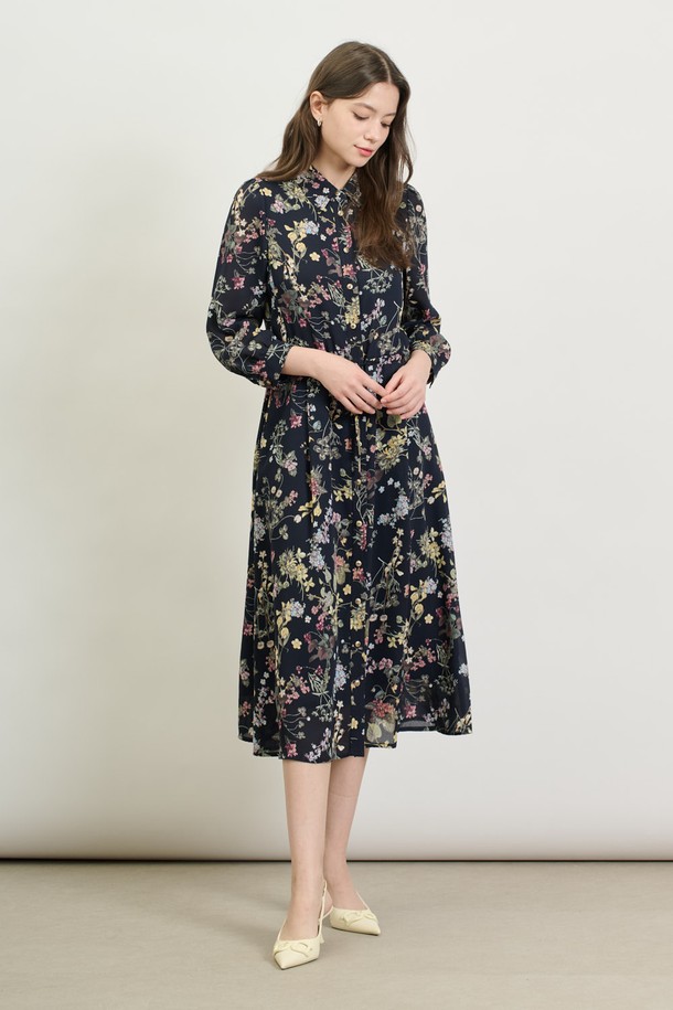 [25SP] 플로럴 프린트 원피스는 네이비 색상의 폴리에스터 소재로 제작되었으며, 봄에 어울리는 우아하고 엘레강스한 무드를 선사합니다. 허리 벨트와 소매 단추 디테일이 돋보이며, 부드럽게 퍼지는 실루엣과 슬림핏으로 여성스러운 매력을 더합니다. 플라워 패턴이 돋보이는 긴소매 플로럴 프린트 원피스로, 부드러운 촉감과 폴리에스터 안감으로 일상에서 편안하게 착용할 수 있습니다.
