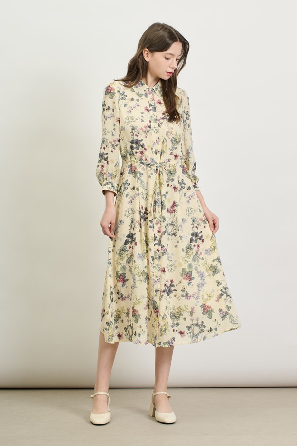 [25SP] 플로럴 프린트 원피스는 부드러운 폴리에스터 소재의 플로럴 원피스로, CREAM과 NAVY 색상으로 제공됩니다. 슬림핏 디자인에 벨트로 허리 조절이 가능하며, 긴소매와 소매 단추 디테일, 안감까지 갖춰 우아하고 로맨틱한 무드를 연출합니다. 봄 시즌 일상 또는 데이트룩으로 제격입니다.
