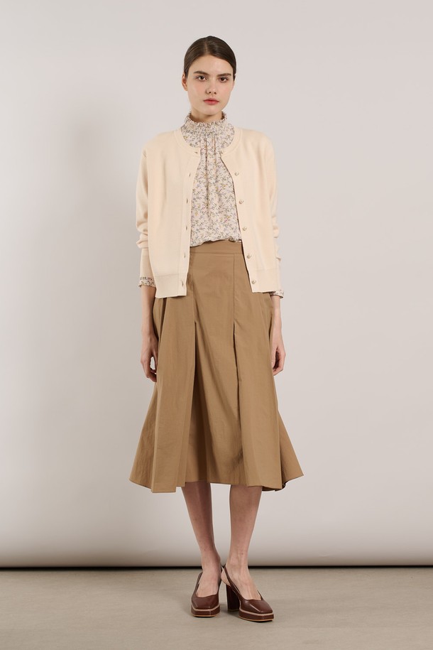 [25SS] 진주버튼 가디건은 부드러운 레이온, 폴리에스터, 나일론 혼방 소재로 제작되었으며, 라이트 베이지와 M VIOLET 색상으로 만나보실 수 있습니다. 우아하고 여성스러운 무드를 연출하는 이 가디건은 라운드넥 디자인에 진주 버튼 디테일을 더해 세련미를 강조했으며, 신축성이 뛰어나 편안한 착용감을 제공합니다. 밀도 있는 짜임과 아우터 및 탑 겸용으로 활용 가능한 디자인으로, 봄 시즌 데일리룩에 스타일을 더해보세요.
