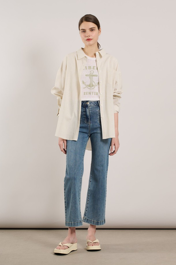 [25SS] 스트라이프 블라우스는 옐로우 색상의 은은한 스트라이프 패턴이 돋보이는 여성용 긴소매 블라우스입니다. 면과 폴리에스터 혼방 소재로 부드러운 촉감을 제공하며, 루즈핏 디자인으로 편안하게 착용 가능하고 힙선 기장으로 다양한 코디에 활용하기 좋습니다. 앞단작 단추 여밈 방식과 칼라 네크라인 디자인이 특징이며, 베이직한 스타일로 일상에서 부담 없이 즐겨 입을 수 있습니다.
