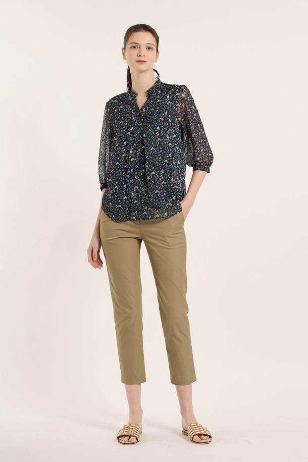 [25SM] 플로럴 프릴 블라우스는 네이비 색상의 시폰 소재로 제작된 여성용 블라우스입니다. 플라워 패턴과 프릴 디테일이 돋보이며, 7부 소매의 라운드넥 디자인으로 우아하고 클래식한 무드를 연출합니다. 얇고 부드러운 촉감으로 봄, 여름철 일상복으로 적합하며, 시스루 소재와 버튼 디테일이 더해져 여성스러운 매력을 더합니다.
