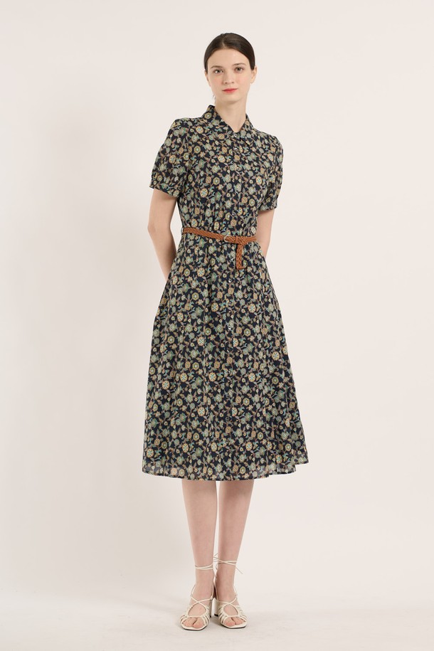 네이비 컬러의 [25SM] 프린트 벨티드 원피스는 봄, 여름 시즌에 어울리는 여성 의류입니다. 얇은 두께감의 플레어 A라인 실루엣으로, 셔츠 칼라와 반소매 디자인이 특징이며 플라워 패턴이 클래식하고 페미닌한 무드를 연출합니다. 허리 라인을 잡아주는 벨트가 포함되어 있어 더욱 세련된 핏을 완성합니다.
