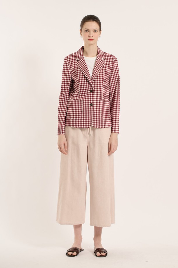 [25SM] 체크 싱글 자켓은 다크 레드 색상의 여성용 아우터로, 봄, 가을에 어울리는 베이직하고 클래식한 무드의 싱글 자켓입니다. 면, 폴리에스터, 폴리우레탄 혼방 소재로 제작되었으며 얇은 두께감과 슬림핏으로 깔끔한 실루엣을 연출하고, 단정한 라펠과 소매 부분의 디테일이 돋보입니다. 체크 패턴이 특징이며, 싱글 버튼 여밈 방식과 폴리에스터 안감을 사용했습니다.
