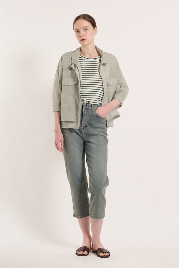 [25SU] 하이넥 투 포켓 점퍼는 가볍고 부드러운 나일론, 폴리에스터, 면 혼방 소재로 제작된 여성용 여름 아우터입니다. 루즈핏 디자인에 하이넥과 투 포켓 디테일을 더해 미니멀하면서도 모던한 스타일을 연출하며, 일상과 여행에서 편안하게 착용하기 좋습니다. 얇은 두께감으로 여름에도 부담 없이 즐길 수 있고, 라이트 그레이 색상이 돋보입니다.
