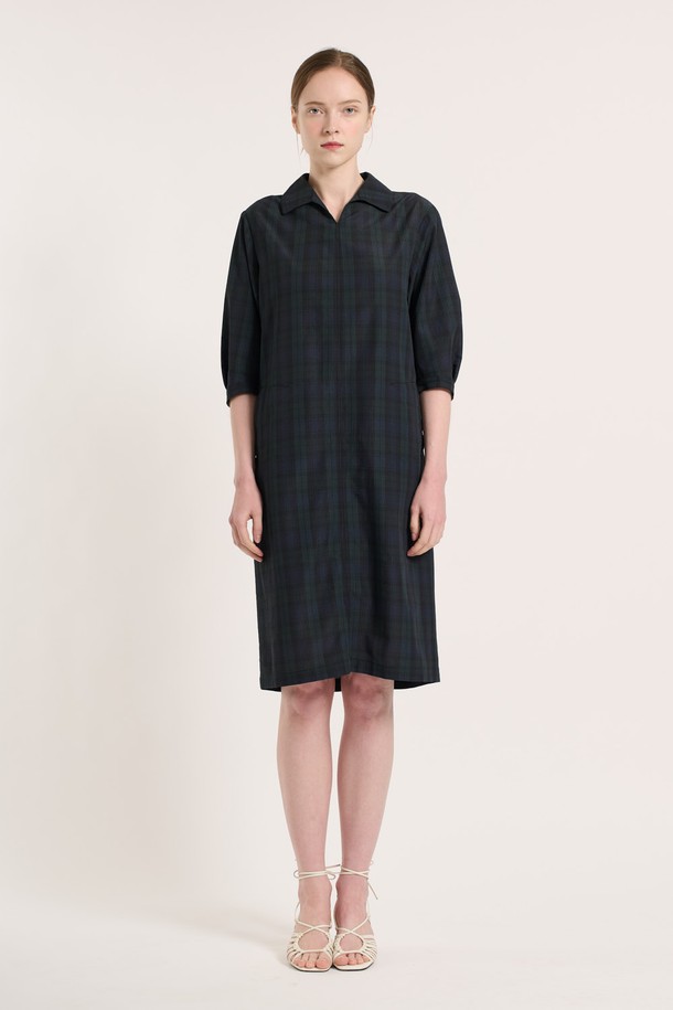 [25SU] 타탄 체크 원피스 - NAVY는 네이비 컬러의 클래식한 무드를 담은 여성용 7부 타탄 체크 원피스입니다. 폴리에스터, 나일론, 면 혼방 소재로 제작되었으며, 여유로운 핏과 소매 턱 디테일, 인 포켓 디자인이 특징입니다. 뒤 지퍼 클로징으로 편안하게 착용 가능하며, 일상복으로 좋은 여름 시즌 아이템입니다.
