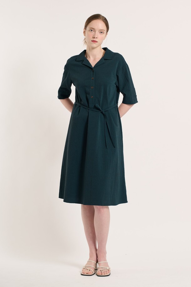 [25SU] 체크 패턴 벨티드 반소매 원피스는 다크 그린 색상의 체크 패턴이 돋보이는 여성용 원피스입니다. 나일론, 폴리에스터, 폴리우레탄, 면 혼방 소재로 제작되었으며, 탈부착 가능한 벨트와 소매 비조 장식, 인 포켓, 버튼 디테일이 특징입니다. 슬림핏 디자인으로 우아하고 클래식한 무드를 연출하며, 오피스룩이나 일상복으로 활용하기 좋은 여름 시즌 아이템입니다.
