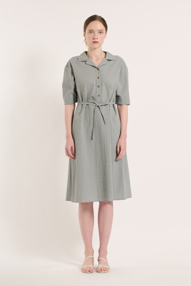 [25SU] 체크 패턴 벨티드 반소매 원피스는 가볍고 부드러운 소재로 제작되어 편안한 착용감을 선사하며, 라이트 그레이 색상에 우아하고 클래식한 체크 패턴이 돋보입니다. A라인 치마핏과 벨트 허리선 디자인으로 여성스러운 실루엣을 연출하며, 칼라 네크라인과 버튼 디테일이 더해져 고급스러운 분위기를 자아냅니다. 일상 생활에서 세련된 스타일을 완성할 수 있는 여름 시즌 여성용 반소매 원피스입니다.
