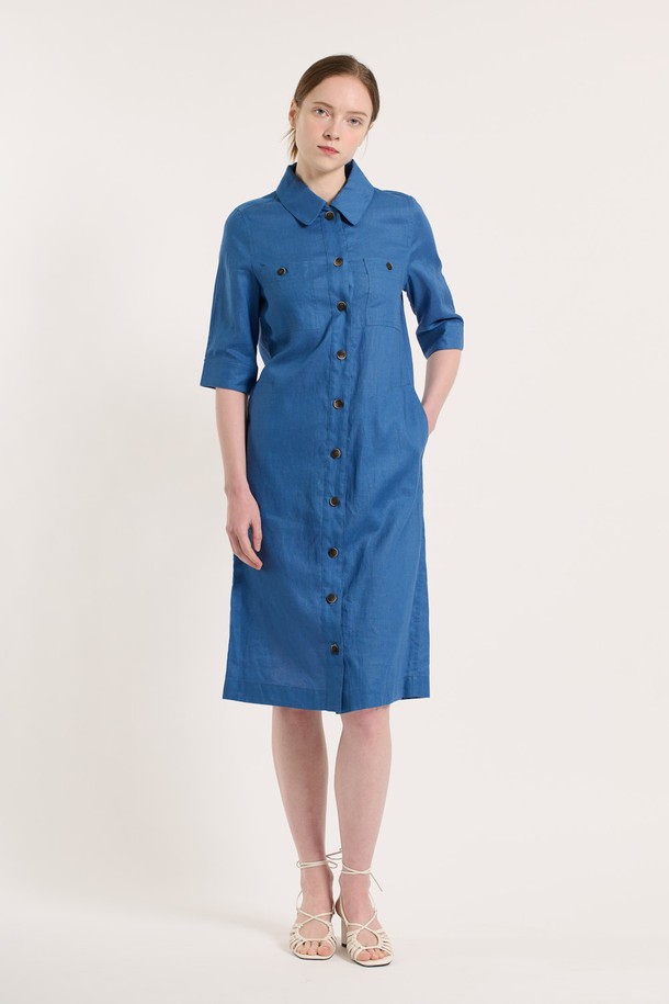 [25SU] 린넨 블렌드 원피스 - ROYAL BLUE B5M3G67057는 린넨과 면 혼방 소재로 제작되어 여름철에도 시원하고 쾌적하게 착용할 수 있는 여성용 7부 소매 원피스입니다. 로얄 블루 색상의 무지 패턴 디자인이 특징이며, 셔츠 칼라와 버튼 디테일, 포켓 디테일이 더해져 클래식하면서도 엘레강스한 무드를 연출합니다. 얇고 부드러운 촉감의 이 레귤러핏 원피스는 이중 소재 구성으로 착용감을 높였으며, 일상 생활에서 편안하게 입을 수 있습니다.

