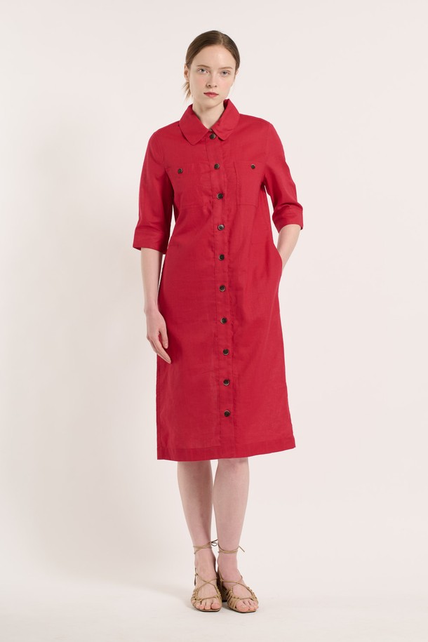 [25SU] 린넨 블렌드 원피스 - DARK RED는 여름철 데일리 또는 특별한 날에 어울리는 여성용 원피스입니다. 다크 레드 색상의 무지 패턴으로, 마와 면 혼방 소재로 제작되어 부드러운 촉감을 제공하며, 슬림핏과 7부 소매, 곡선형 칼라 디자인이 특징입니다. 면과 폴리에스터 안감, 버튼, 허리 절개선, 포켓 디테일이 더해진 클래식 스타일의 린넨 블렌드 원피스입니다.
