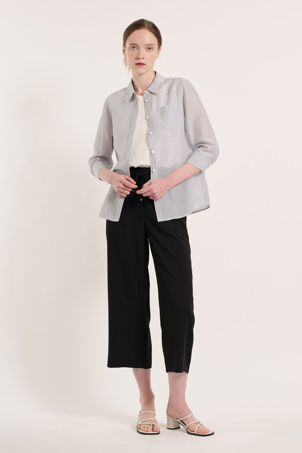 [25SU] 포켓 패치 스트라이프 셔츠는 여름철 일상에서 편안하게 입을 수 있는 여성용 긴소매 셔츠입니다. 가볍고 통기성이 좋은 마, 레이온, 면 혼방 소재로 제작되었으며, 산뜻한 라이트 블루 색상의 스트라이프 패턴이 돋보입니다. 실용적인 포켓 디테일과 자연스러운 레귤러 핏 실루엣으로 다양한 스타일 연출이 가능합니다.
