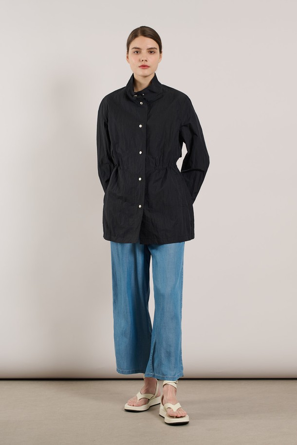 [25SU] 하이넥 사파리형 점퍼는 다크 네이비 색상의 여성용 간절기 아우터입니다. 면, 나일론 혼방 소재로 부드러운 촉감을 제공하며, 하이넥 디자인과 허리라인 스트링 디테일로 여성스러운 실루엣을 연출합니다. 가벼운 소재감의 레귤러 핏 점퍼로, 데일리 및 캐주얼 스타일로 활용하기 좋습니다.
