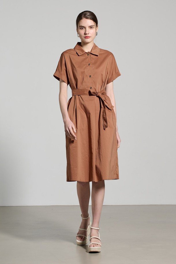 [25SU] 스탠카라 튜닉 원피스 - BRICK A5M3O67127은 면 70%와 폴리에스터 30% 혼방 소재로 제작된 여성용 여름 원피스입니다. 브릭 색상의 스탠드칼라 디자인과 허리 벨트, 버튼 디테일이 돋보이며, 편안한 핏과 살짝 드롭되는 반소매 디자인이 세련된 무드를 연출합니다. 데일리룩으로 활용하기 좋은 무지 패턴의 튜닉 스타일 원피스입니다.
