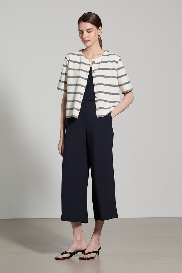 [25SU] 모던 스트라이프 가디건은 깔끔한 아이보리 톤과 조직감 있는 편직이 돋보이는 여성용 반소매 니트입니다. 부드러운 면, 폴리에스터, 나일론 혼방 소재로 제작되어 촉감이 좋으며, 박시한 핏으로 여유로운 실루엣을 연출합니다. 라운드넥 디자인에 스트라이프 패턴이 더해져 모던한 무드를 자아내며, 다양한 이너와 레이어링하여 일상에서 활용하기 좋습니다.
