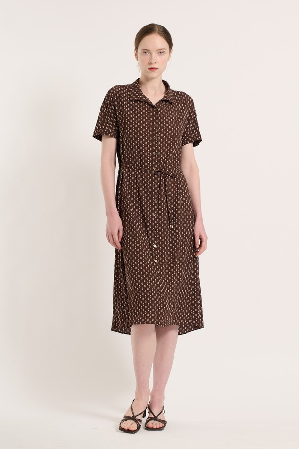 에스닉 프린팅이 돋보이는 [25SU] 에스닉 프린팅 벨티드 원피스 - BROWN B5M5O69074는 여성스러운 무드를 연출하며, 부드럽게 떨어지는 실루엣이 특징입니다. 폴리에스터 소재로 제작되어 부드러운 촉감을 자랑하며, 에스닉 패턴과 프린팅이 조화롭게 어우러져 세련된 스타일을 완성합니다. 벨트 디테일과 카라 디자인이 더해진 반소매 레귤러핏 원피스로, 일상에서 편안하면서도 돋보이는 룩을 연출할 수 있습니다.
