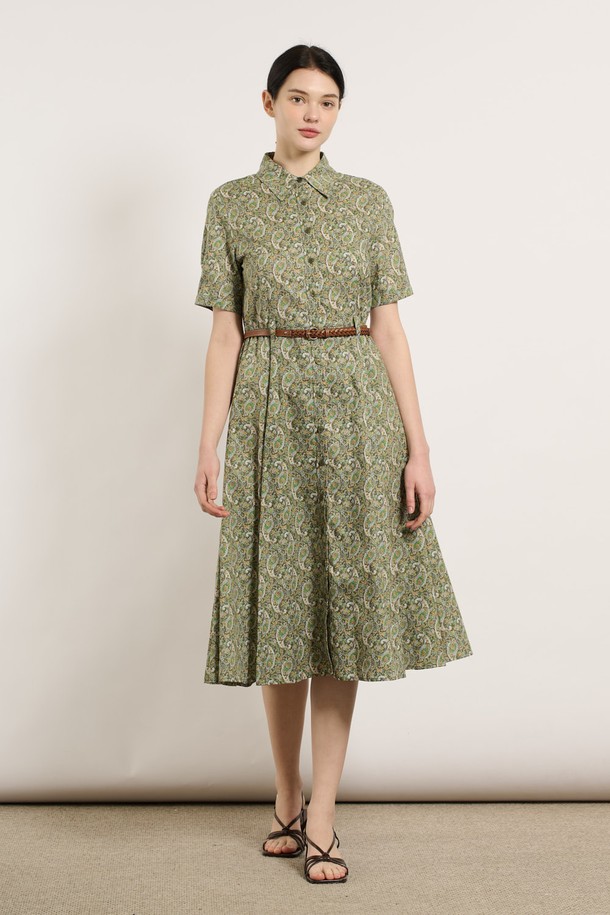 [25SU] 페이즐리 패턴 원피스는 부드러운 면 소재와 허리 벨트, 고급스러운 버튼 디테일이 돋보이는 여성용 서스펜더 원피스입니다. 카키 색상의 페이즐리 패턴이 세련된 무드를 더하며, 슬림한 핏으로 다양한 체형에 잘 어울립니다. 통기성이 뛰어나 여름철 데일리룩은 물론 특별한 날에도 편안하게 착용할 수 있습니다.
