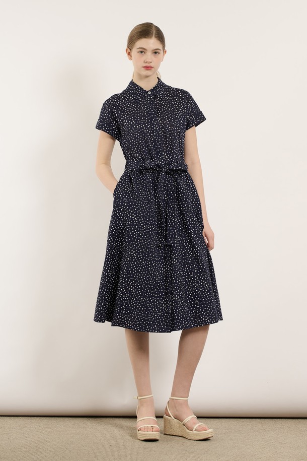 [25SU] 스몰 플라워 프린팅 원피스는 네이비 색상의 잔잔한 플라워 패턴이 돋보이는 여성용 여름 원피스입니다. 면 소재로 얇고 부드러운 촉감을 자랑하며, 셔츠칼라와 반소매 디자인으로 우아하고 클래식한 무드를 연출합니다. 허리 라인을 강조하는 디자인과 자연스럽게 퍼지는 A라인 실루엣, 벨트 디테일까지 더해져 일상 또는 데이트룩으로 제격입니다.
