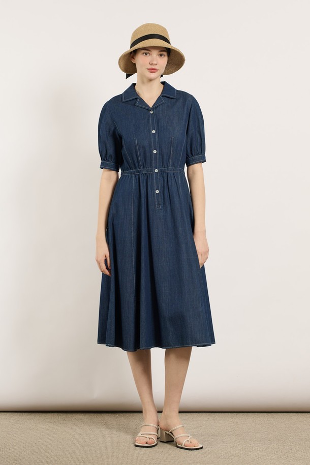 [25SU] 더블 카라 데님 원피스는 클래식하면서 캐주얼한 무드를 연출하며, 일상이나 모임에 활용하기 좋습니다. 인디고 컬러의 면 소재로 제작되었으며, 더블 카라와 버튼 다운 스타일이 특징입니다. 소매 절개 라인 및 허리 셔링 디테일, 우아한 핏이 돋보이는 반소매 여름 데님 원피스입니다.
