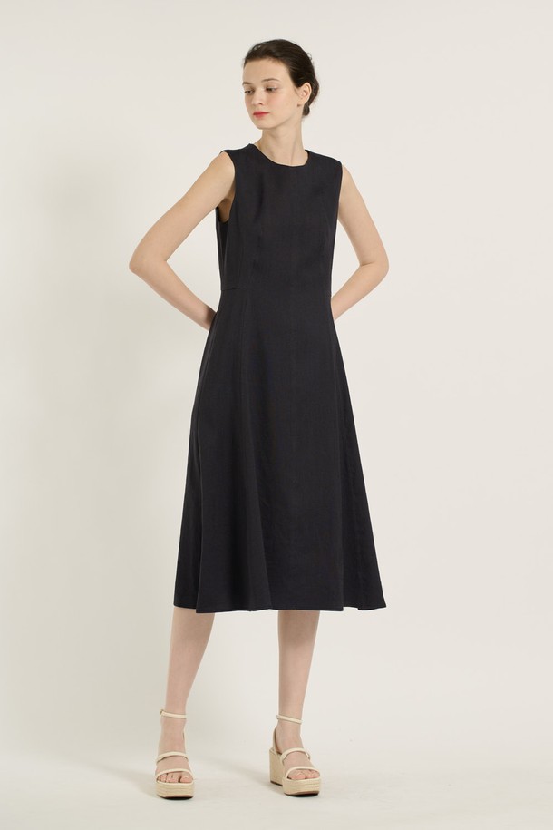 [25SU] 린넨 슬리브리스 원피스는 네이비 색상의 무지 패턴으로, 여름 시즌에 시원하게 착용하기 좋은 린넨 혼방 소재의 여성용 플레어 원피스입니다. 자연스러운 핏과 라운드넥 디자인이 특징이며, 통기성이 우수하고 안감이 있어 쾌적한 착용감을 제공합니다. 간결한 디자인과 깔끔한 실루엣으로 오피스룩은 물론 데이트룩, 브런치룩, 데일리룩 등 다양한 용도로 활용하기 좋습니다.
