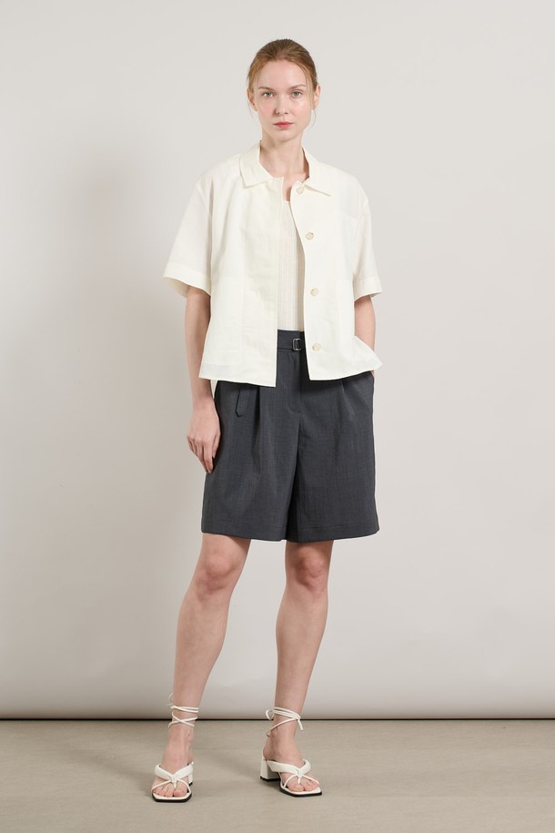 [25SU] 반소매 셔츠카라 린넨 자켓 - WHITE A5M4J13910은 여름철 시원하게 착용 가능한 여성용 린넨 자켓입니다. 셔츠형 카라와 버튼 여밈 방식으로 깔끔한 디자인을 연출하며, 레귤러핏과 레귤러 기장으로 편안한 착용감을 제공합니다. 얇은 두께감과 뻣뻣한 린넨 소재 특유의 질감으로 미니멀하고 베이직한 스타일을 완성합니다.
