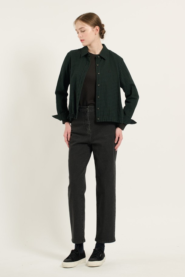 [24WT] 체크 스트링 블라우스는 여성용 블라우스로, 세련된 스타일을 연출합니다. 그린과 레드 두 가지 색상으로 출시되었으며, 겨울철 일상복으로 활용하기 좋습니다. 면과 모 혼방 소재로 제작되어 부드러운 촉감을 선사하며, 레귤러핏에 셔츠 칼라 디자인입니다. 허리 및 밑단 스트링 디테일로 핏 조절이 가능하여, 데이트룩, 겨울 데일리룩, 모임룩 등 다양한 TPO에 활용할 수 있습니다. 클래식, 미니멀, 로맨틱 스타일을 즐겨 입는 분들께 추천합니다.
