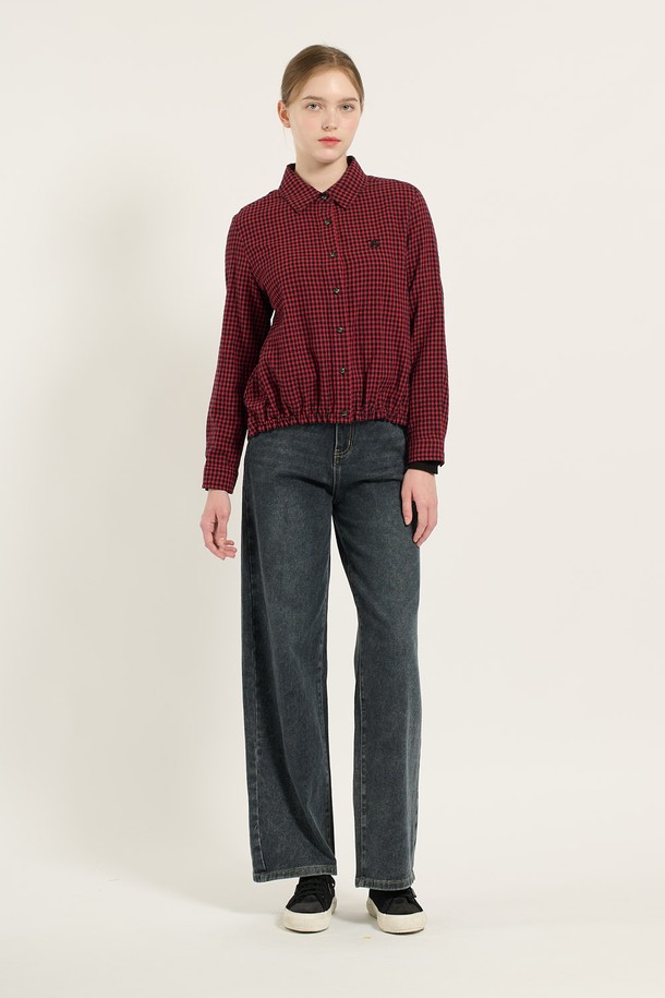 [24WT] 체크 스트링 블라우스는 세련된 무드의 여성 블라우스입니다. 면과 모 혼방의 부드러운 소재로 제작되어 겨울철에도 따뜻하게 착용할 수 있습니다. 칼라넥 라인에 긴 소매 기장이며, 밑단 스트링과 허리 스트링 디테일로 스타일과 핏을 조절할 수 있습니다. 체크 패턴이 돋보이며, 레드와 그린 두 가지 컬러로 만나보실 수 있습니다. 데일리룩, 모임룩, 데이트룩 등 다양한 TPO에 클래식, 미니멀, 캐주얼 스타일로 연출하기 좋습니다.
