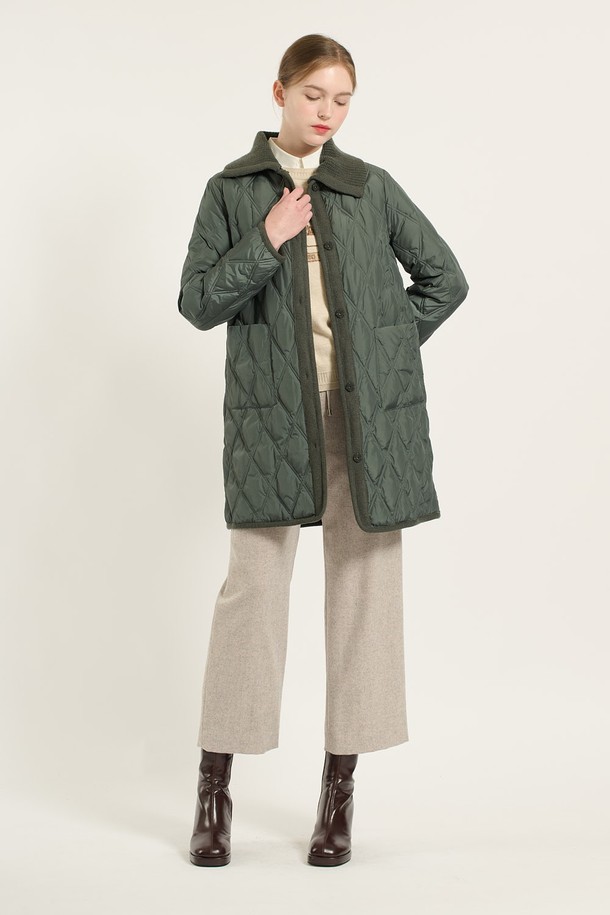 [24WT] 니트 블록 퀼팅 구스 다운 - PETROL (페트롤) B4D9F80347은 모던하고 클래식한 무드의 여성용 구스다운 아우터입니다. 겨울철 데일리룩에 적합하며, 롱 기장의 레귤러핏으로 디자인되었습니다. PETROL(페트롤)과 BROWN(브라운) 두 가지 색상으로 출시되었으며, 니트 블록 퀼팅 디테일이 특징입니다. 부드러운 촉감의 폴리에스터, 모, 나일론, 캐시미어 혼방 소재로 제작되었으며, 구스다운 충전재(솜털 80%, 깃털 20%)를 사용하여 보온성을 높였습니다. 긴 소매와 집업 여밈 방식, 양쪽 포켓 디테일로 실용성을 더했습니다.
